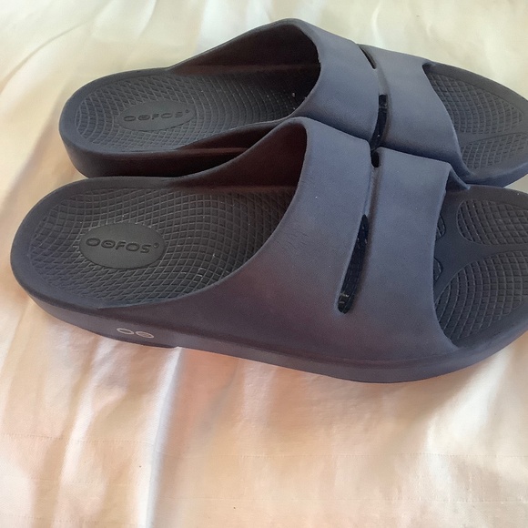 OOFOS OOahh Slide Sandals Lightweight Recovery,  Navy, Like New!   M9 W11 - Picture 3 of 3
